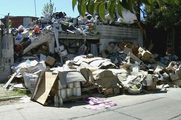 Acumulador extremo amenaza a los vecinos que quieren quitarle su basura-0